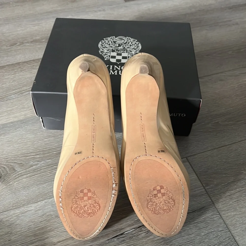 Vince Camuto beige patent leather heels